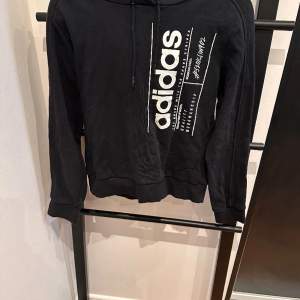 Svart hoodie från adidas i storleken Xs. Pris kan diskuteras. 