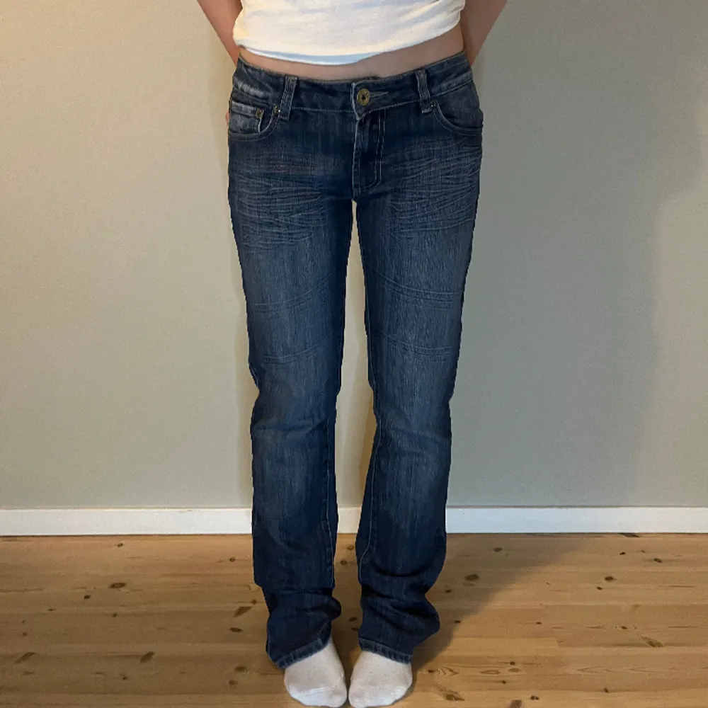 Mörkblå lågmidjade jeans med snygga detaljer på bakfickorna 😻   Mått: Midjemått- 36 cm Innerbenslängd- 79,5 cm Ytterbenslängd- 102 cm. Jeans & Byxor.