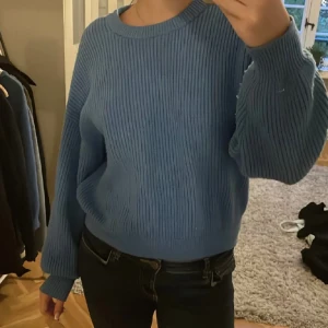 Stickad tröja från Zara - Fin blå stickad tröja från Zara. Bra skick men lite nopprig, inget som syns dock. Kan gå ner i pris💕