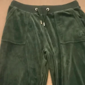 Mörkgröna Juicy Couture byxor  - Är som nya!( Använt endast ett fåtal gånger)    Pris kan sänkas vid smidig affär 