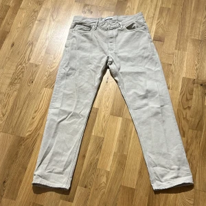 Zara jeans 34x32 - Använda ett fåtal gånger men fortfarande i nyskick. De ser vita ut på bilden men de är beiga i verkligheten.