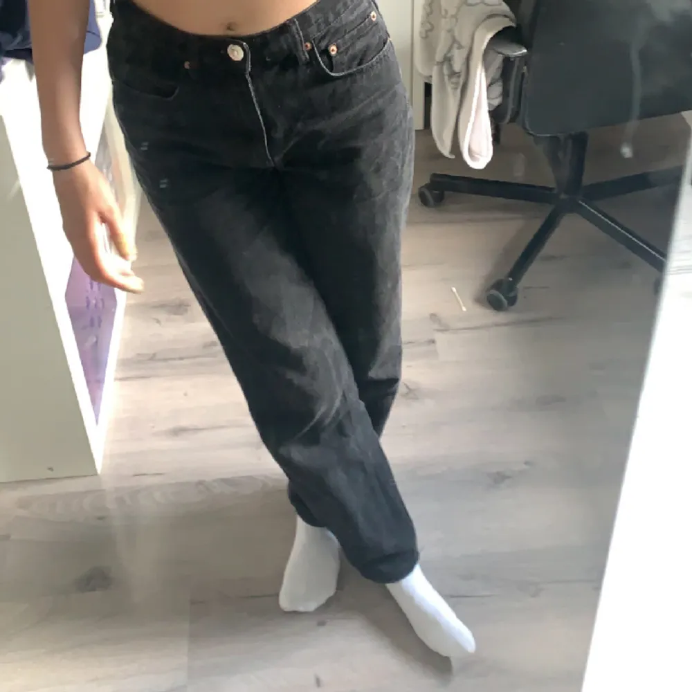 Svarta jeans från Gina tricot, använda fåtal gånger. För referens är jag 174cm och de är bra i längden. . Jeans & Byxor.