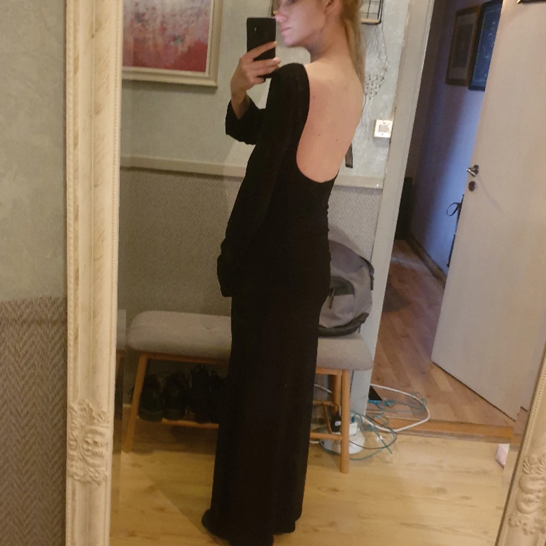 Långklänning med öppen rygg och utsvängda ärmar  - 90