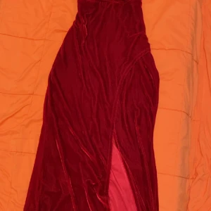 Velvet dress  - Har inte använt den eller haft den på mig.