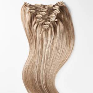 Clip-on set 7 stycken Sandy Blonde Balayage 40 cm Köpte för 160€, säljer för 90€ Inte använd mycket, i väldigt bra skick! Skickas i originalförpackningen från Rapunzel of Sweden