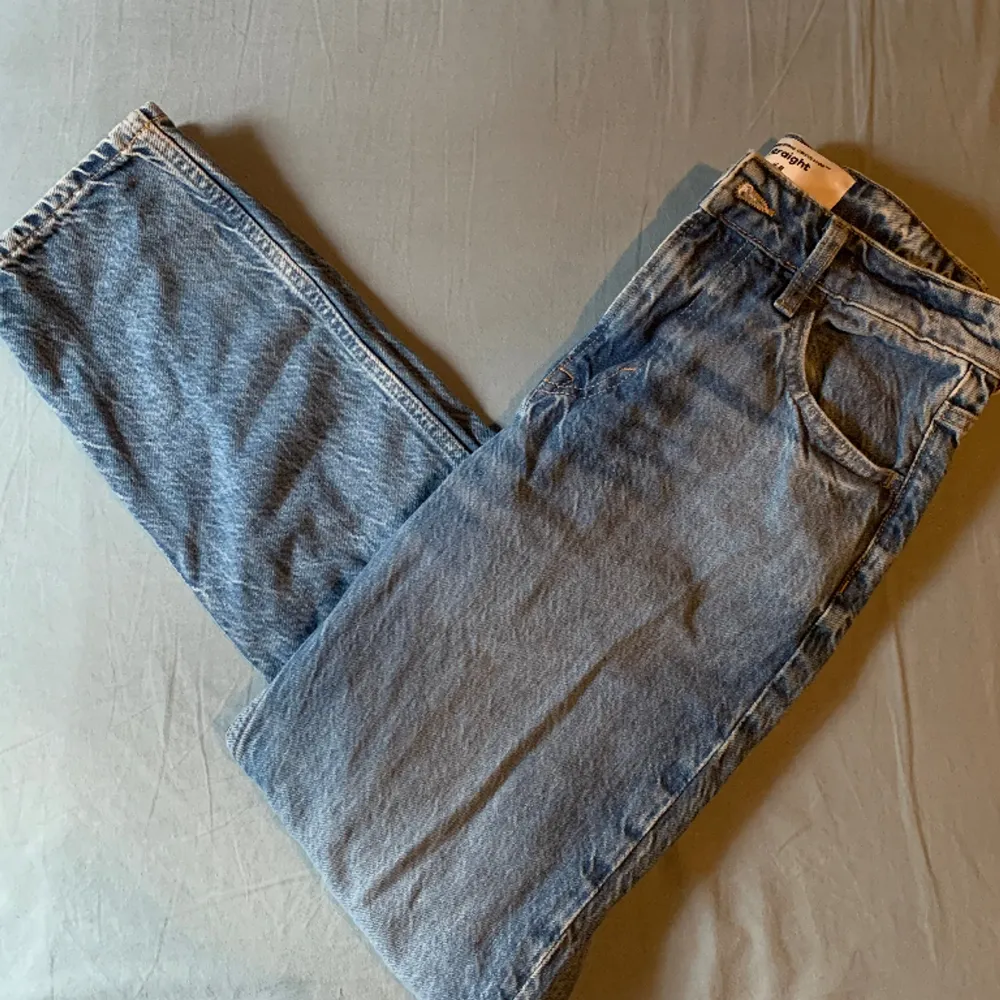 Helt nya och oanvända Köptes för 40€, säljes för 25€. Jeans & Byxor.