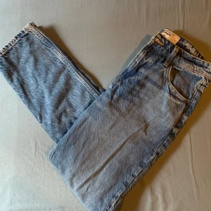 Straight jeans från H&M - Helt nya och oanvända Köptes för 40€, säljes för 25€