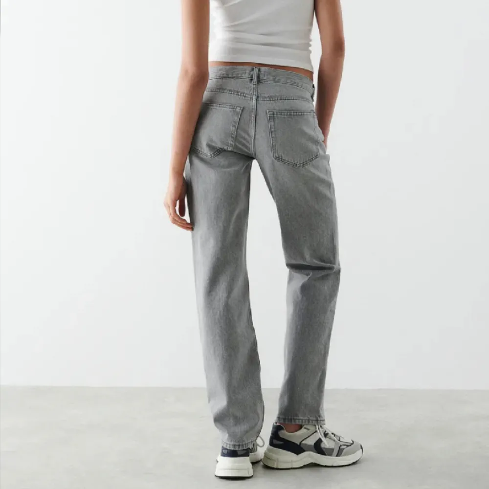 Gråa jeans i rak modell med låg midja från GinaTricot. Sitter som på första bilden på mig som är 174 cm. Använda ett fåtal gånger. . Jeans & Byxor.