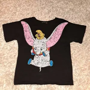 Svart t-shirt med dumbo på Aldrig använd och i mycket bra skick