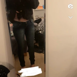 Armani jeans  - Säljer Armani jeans i denim strl 29 med snygga detaljer på fickor💘 