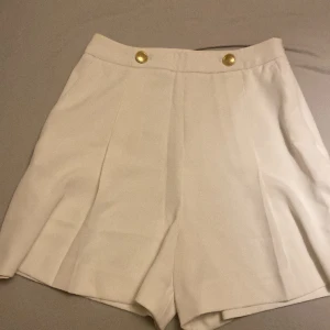 Shorts  - Super fina shorts aldrig använda. 
