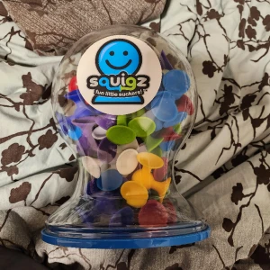 Squigz leksak - Det fattas 12 ploppar. Kan va dammiga. Rolig leksak för barn