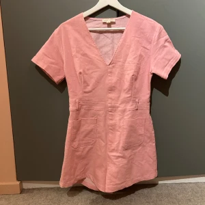 Byxdress i kort modell  - Rosa unik shorts byxdress, köpte i New York second hand  (Ostruken på bilden)