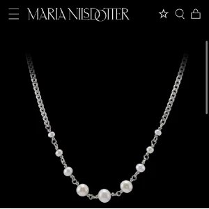 Maria Nilsdotter  - Säljer mitt jätte fina halsband som liknar Maria Nilsdotter. Längden går att justera.  Hör av er vid frågor eller intresse💞