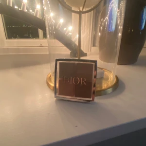 Dior backstage 002 glitz - Jag har använt denna glow highlightern sparsamt fåtal gånger! Ser ut som helt ny! Jag använder inte highlighter lika mycket vilket gör mig lite ledsen för denna bara ligger i mitt skrivbord:(  Orginal pris=579kr 🍸🍸💕 
