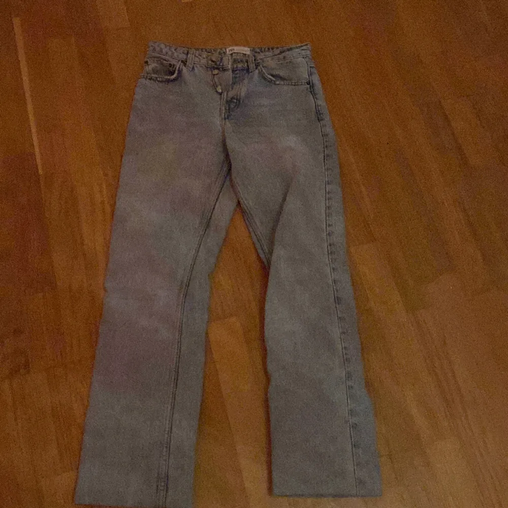 Säljer dessa lågmidjade jeans från zara de är använda 2 gånger så i bra skick. Jeans & Byxor.