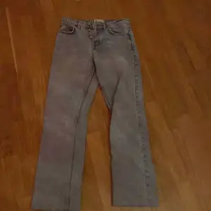 Säljer dessa lågmidjade jeans från zara de är använda 2 gånger så i bra skick