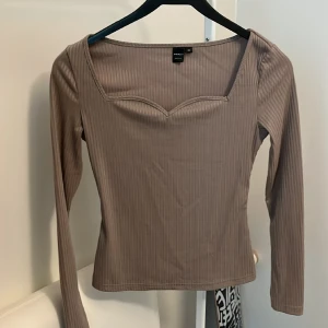 Beige tight tröja  - Figur sydd beige tröja från SHEIN. Jätte fin! 