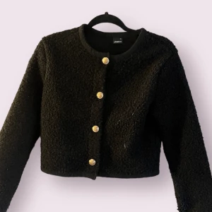 Vår jacka - Säljer min typ jacka/kofta ifrån Gina som jag inte använder, använd väldigt få gånger och väldigt sparsamt använd🩷 