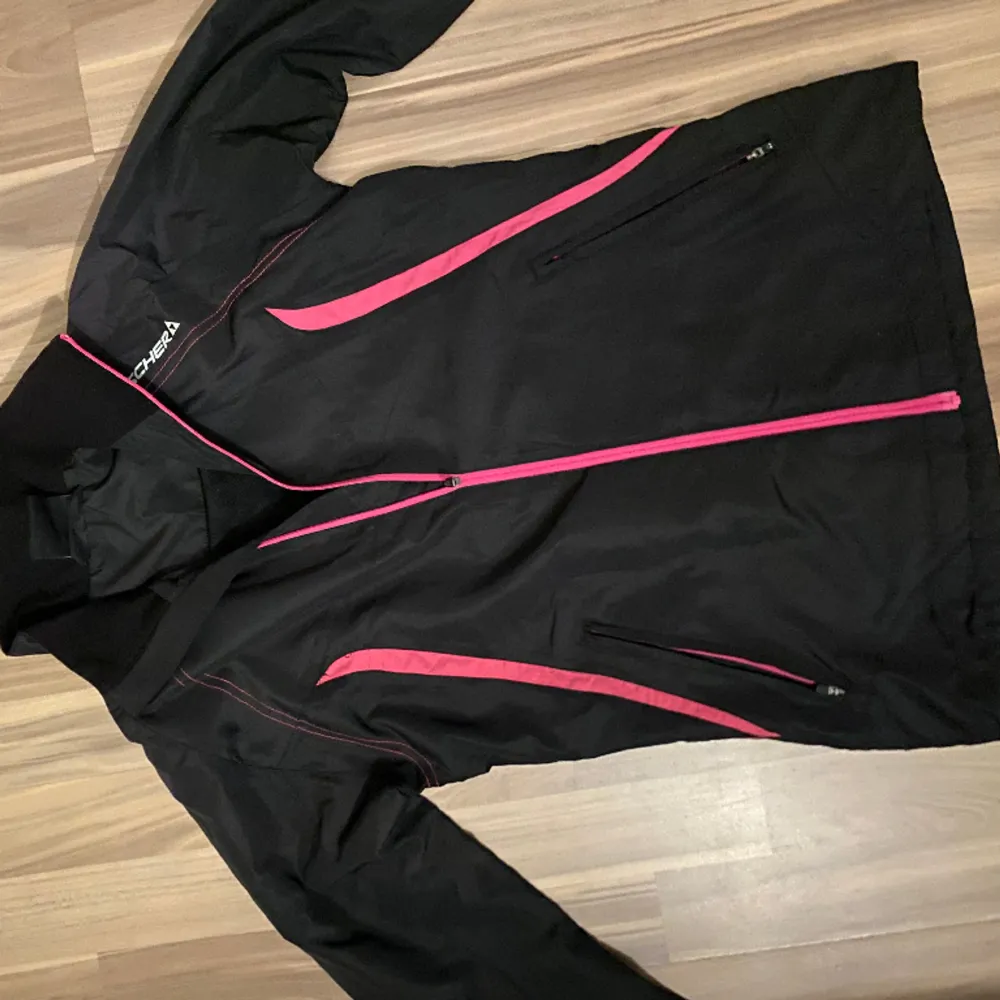 En tränings ”vindjacka” från Fisher, bra till träning! Bra skick i storlek S-XS. Takit.