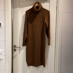 Stickad klänning  - Jättefin klänning från vero moda. Lite nopprig framtil 