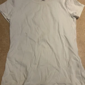 Vit tshirt - Perfekt skick. Säljer pga jag inte använder den längre