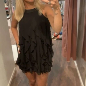 klänning  - Underbar klänning med volanger! 