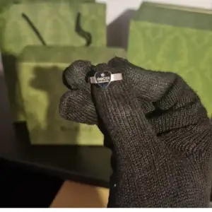 Säljer nu en väldigt fin hjärtformad Gucci ring. Ringen är jättebra kvalite och klarar sig mot vatten då det är stainless steel.   Kontakta vid funderingar eller behov av fler bilder!😁  OBS!  Gucci box följer ej med.