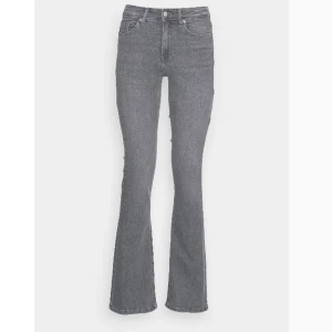 Mid waist bootcut jeans - Det är ett par oandvända Low waist bootcut jeans från only köpte dem men de var för små. Köptes för 500kr. Pris kan diskuteras
