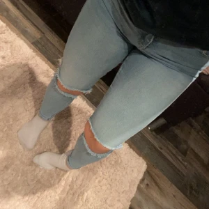 Blå skinny jeans med hål - Varan är i använt skick!