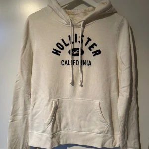 Hollister-hoodie - Vit Hollister-hoodie i fint skick :)