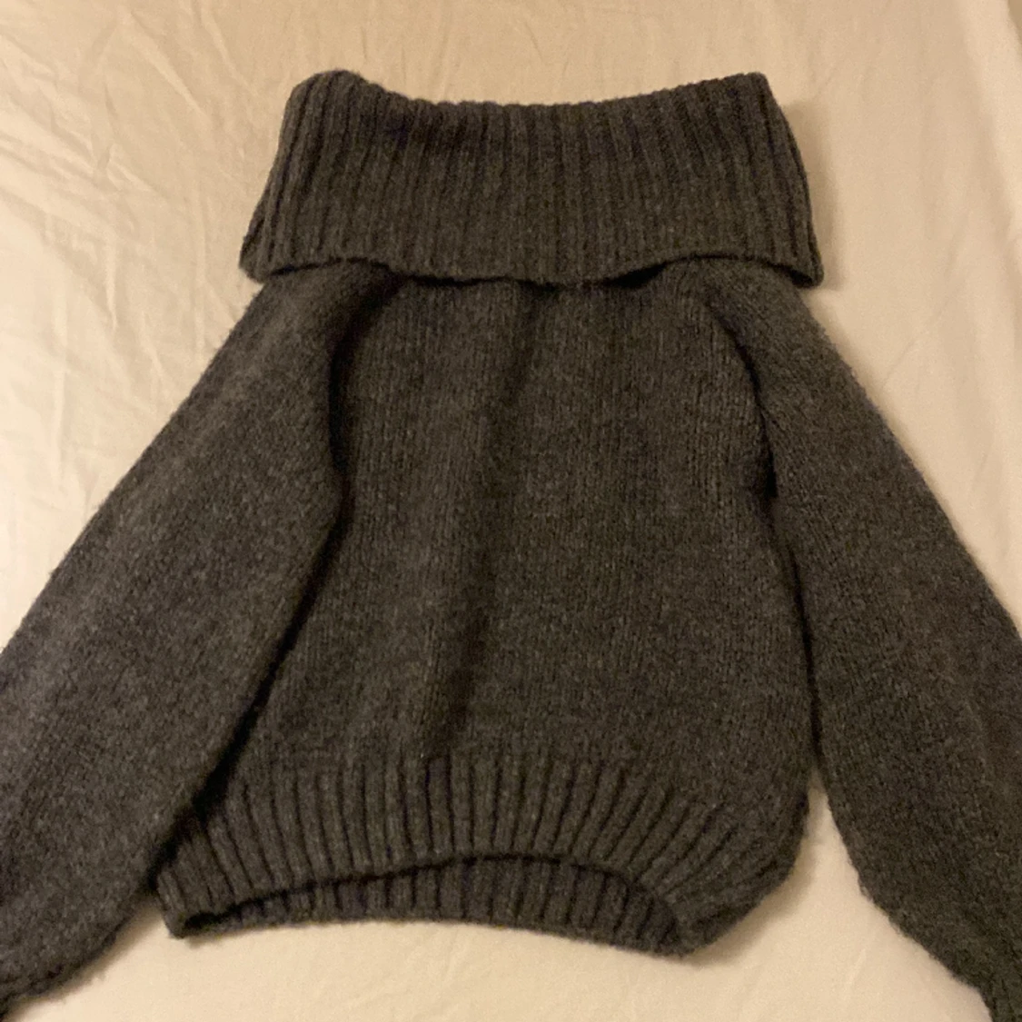 Off shoulder stickad tröja - 90