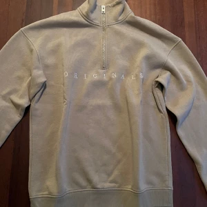 Sweatshirt Jack and Jones - Hej, jag säljer en sweatshirt från Jack and Jones. Biege färgad och i storlek M. Tröjan är i bra skick.