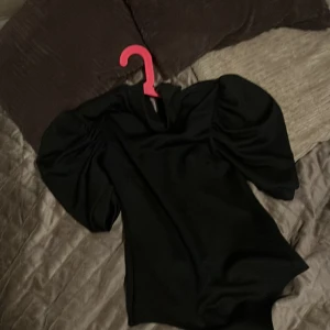Bodyn  - Säljer den här svarta bodyn då de inte är min stil 