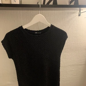 Zara topp  - Så fin topp från zara, är i nyskick säljer då den ej kommer till användning🙌🏻🙌🏻