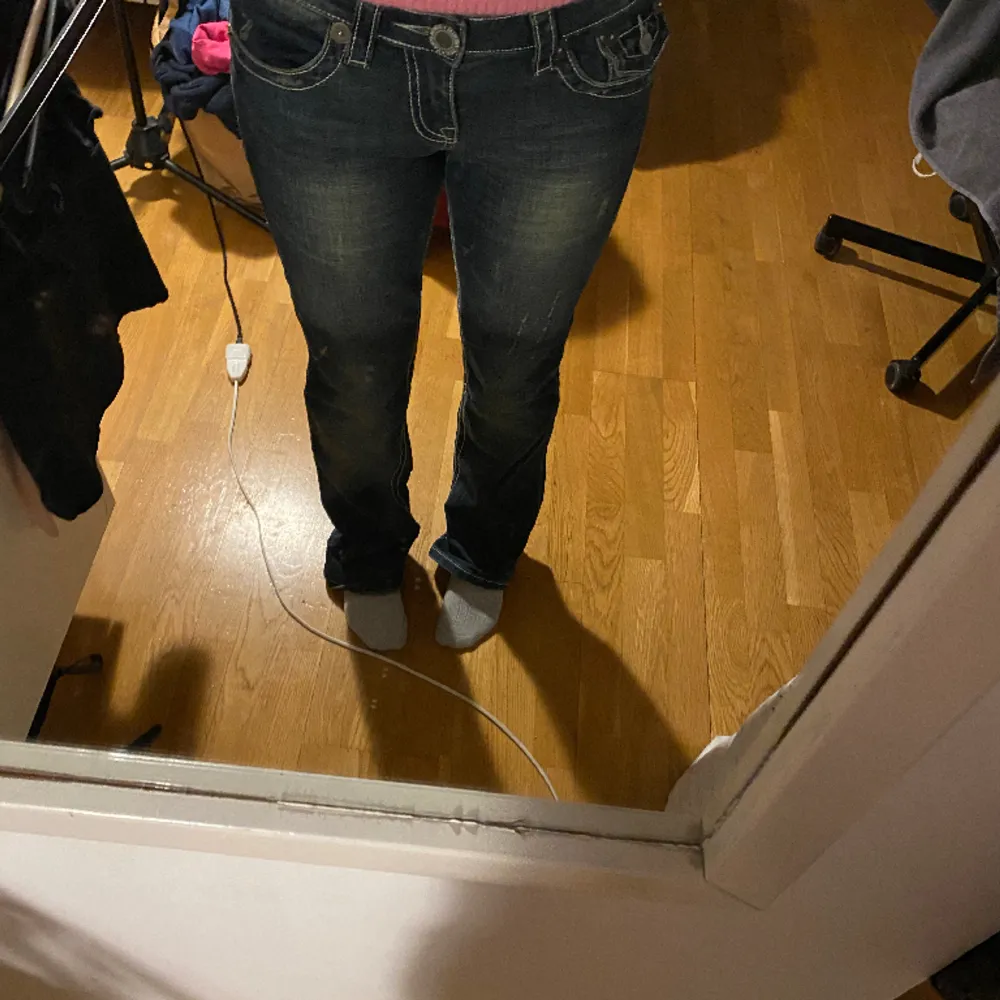 Skit snygga lågmidjade jeans.  Lite för långa för mig som är 165cm lång men de kan man ju fixa om man vill.  Coola fickor både bak och fram . Jeans & Byxor.