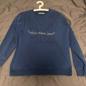 Calvin Klein tröja i storlek L men är rätt stor ock skulle också funka som XL, bra skick