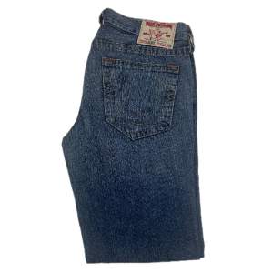 Baggy true religion jeans i jättefint skick utan fläckar. Midjemåttet är 50cm tvärs över, innerbenslängden är 81cm och fotvidden är 24cm. Modellen är 170. Tryck gärna på köp nu❤️