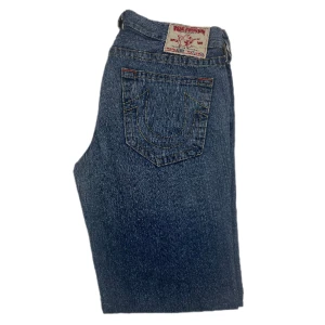 True religion  - Baggy true religion jeans i jättefint skick utan fläckar. Midjemåttet är 50cm tvärs över, innerbenslängden är 81cm och fotvidden är 24cm. Modellen är 170. Tryck gärna på köp nu❤️