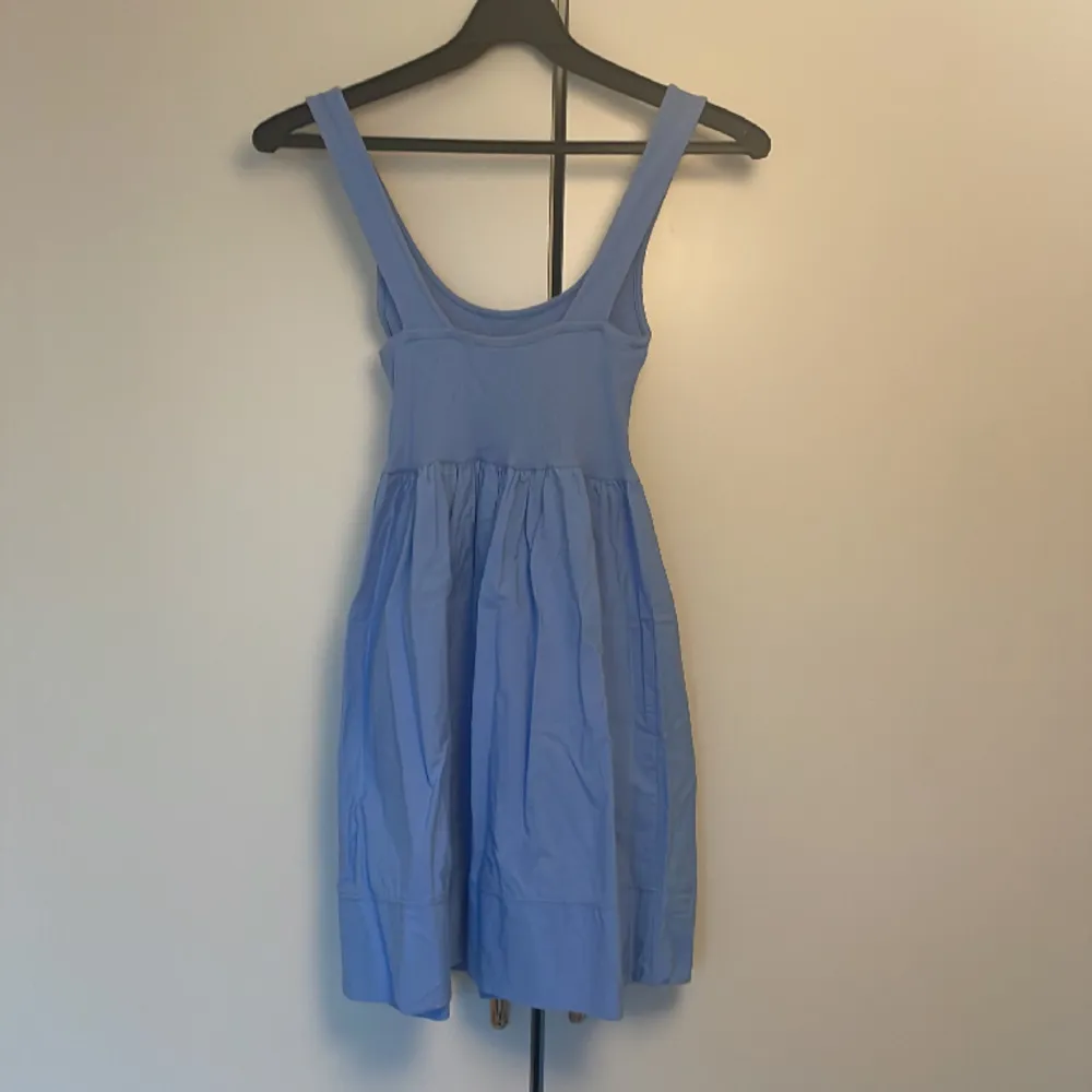 Säljer nu denna jättesöta klänningen från zara eftersom den inte riktigt passar mig😭❤️‍🔥endast använd någon/några gånger. Klänningar.