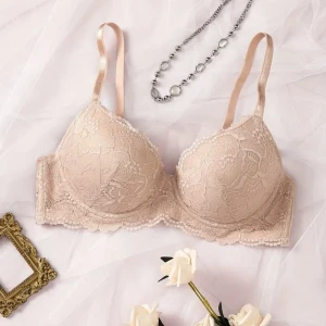 Bh - Säljer OANVÄND bh!! Säljer denna i beige och även svart. Storlek 75C. Dem är helt oanvända då jag såg direkt när jag fick hem dem att de är för små! 99kr styck eller båda för 149kr🖤🫶🏼