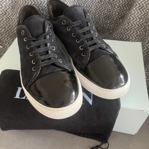 Lanvin skor  - Säljer min kompis Lanvin! Han har inte använt dom särskilt mycket som man ser på skicket! Bara skorna kommer med, skriv om du har några andra frågor!