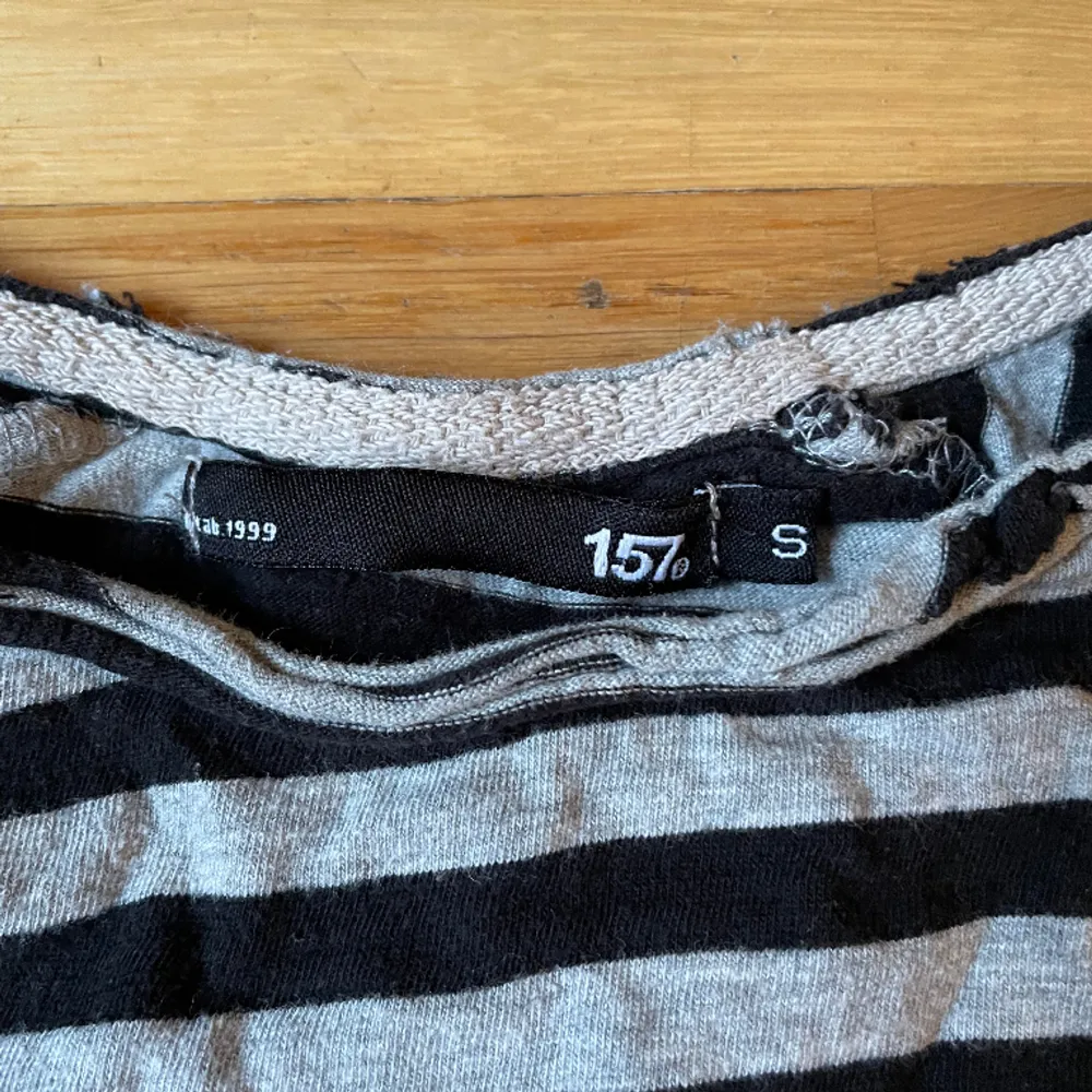 En grå/svart randig tröja som använts väl men har Inge smuts eller fläckar 🔆 Säljs då den inte kommer till användning något mer . Tröjor & Koftor.