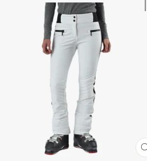 8848 altitude skidbyxor  - Skidbyxor från 8848 altitude i storlek 34. Bra skick och den enda defekten som finns är att mina pjäxor har färgat av sig längst ner på byxan, kan skicka bild om så önskas🤗 nypris ca 1500kr