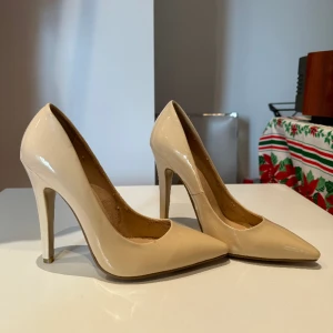 Beige Klackar Nelly - Köpta på Sellpy! SUPER fina!❤️l Lite slitna inuti men syns ju inte när de är på🌸🫶🏻 Storlek: 38 