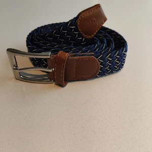 Flätat bälte  - Flätat bälte marinblå, svart och vit | stretch och anpassningsbar till alla storlekar | helt nytt aldrig använt | skriv om du har frågor.