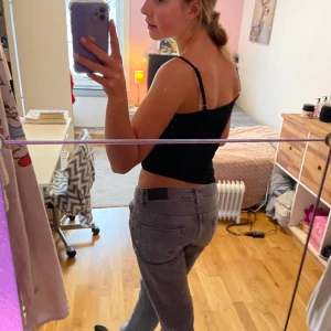 Lågmidjade grå jeans - Hej, jag säljer mina grå jeans i modellen ICONE från lager 157 då de är för långa 💖Förutom att de är lite slitna längst ned på en byxbenet är de i gott skick. Köpta för 400 kr och inte mycket använda 💕 Hör av dig vid frågor! Lämna jättegärna prisförslag 🤗