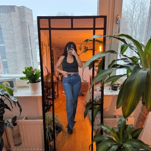 Jeans - Ett par hel nya Bershka jeans i storlek 36. Har alldrig använt dessa då de är lite för långa på mig. Jag är 156cm lång och har vanligtvis storlek 36. True to ”size”