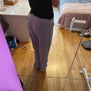 Mjukisbyxor- velour - Hej! Jag säljer mina mjukisbyxor från Gina tricot. De är i stl M och i mycket bra skick! Hör av dig vid frågor eller intresse ❤️💖🥰