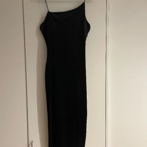 Sammetsklänning  - Klänning i sammets och med en slits Storlek: M Köpt på NA-KD Använd 1 gång så väldigt fint skick 